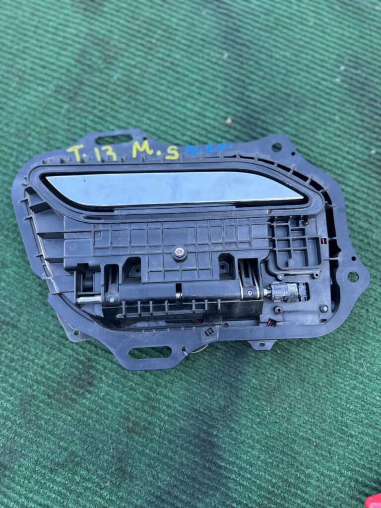 2013 Tesla Model S (85 kW-hr battery pack) Door Assembly Front – RH FRONT DOOR HANDLE TESLA S 12-15 FIRST GEN (REAR & FRONT AVAILABLE CALL FOR PRICING)